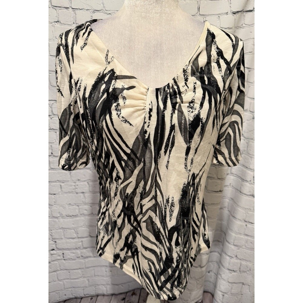 Chico's Cream & Black top featuring a zebra Print Short Sleeve Size 1 Medium